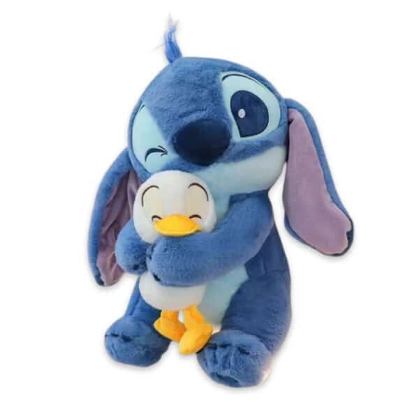 Officiële Disney Stitch pluche knuffel van 45cm die een klein geel eendje vasthoudt, met een knipoog naar 'Het Lelijke Eendje'.