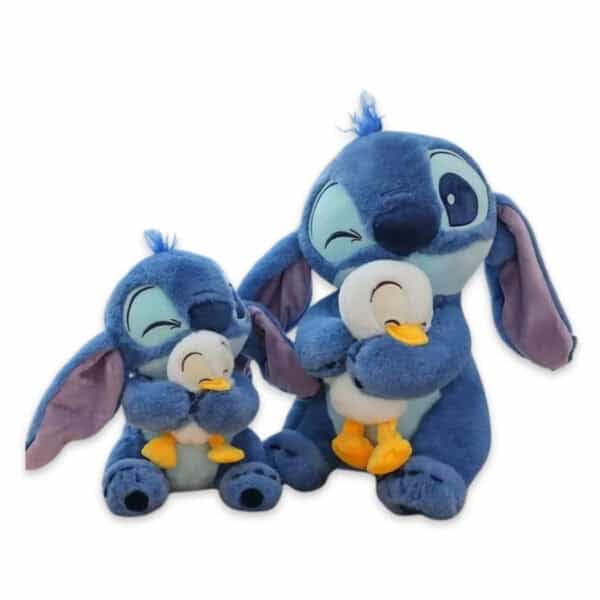 Blauwe Stitch knuffel van Disney, met een gele badeend in zijn armen
