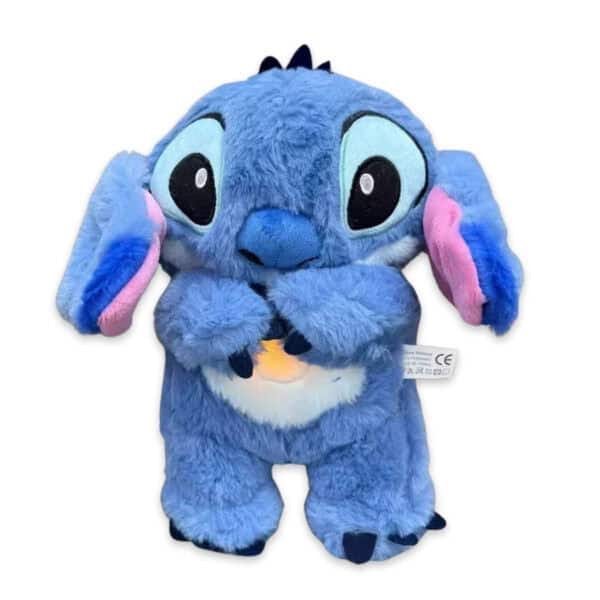 Een officiële Disney Stitch pluche knuffel die ademt, met een buik die oplicht met kalmerend geel licht.