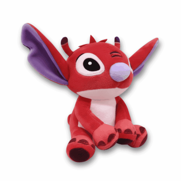 Driekwart aanzicht van een officiële Disney Leroy pluche knuffel, 25 cm hoog. Rood alien personage uit Lilo & Stitch.