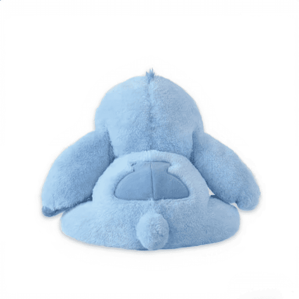 Achteraanzicht van een slapende Stitch pluche knuffel