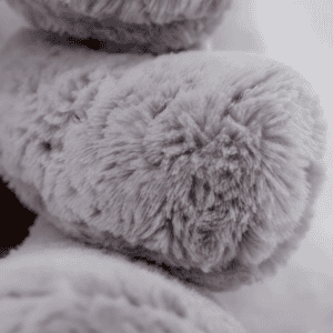 Close-up van de poot van een Stitch Koala pluche knuffel