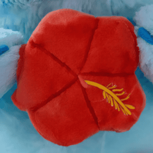 Close-up van de roze poot met klauwen van een pluche Stitch Konijn.