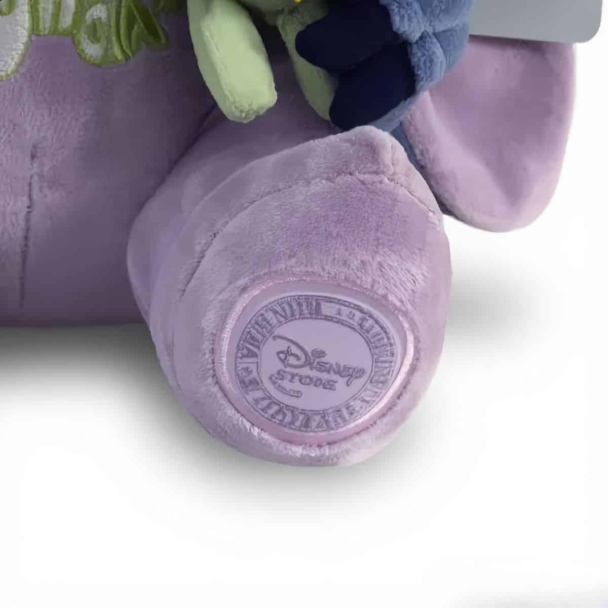 Close-up van de poot van een baby Stitch knuffel met een Disney-label.