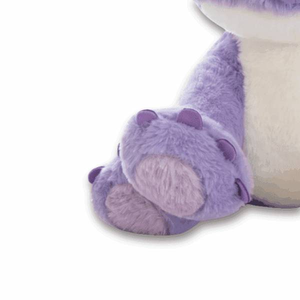 Close-up van de poten van een officiële paarse Disney Stitch knuffel