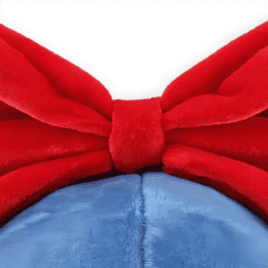 Close-up gezicht van een blauwe Disney Stitch knuffel, versierd met een rode vlinderdas.