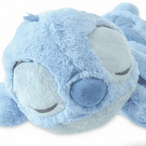 Close-up van het slapende gezicht van een blauwe Stitch knuffel.