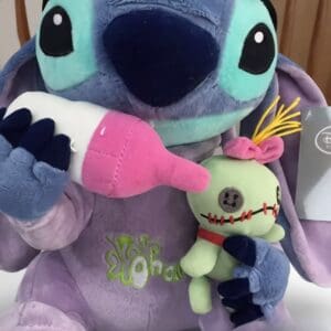 Close-up van het gezicht van een blauwe Baby Stitch pluche knuffel.