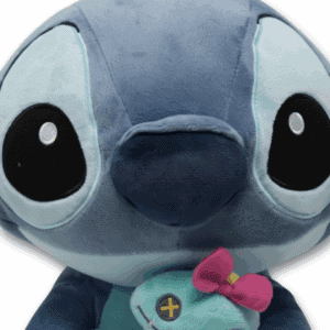 Officiële Disney Stitch pluche knuffel uit de 100 Jaar Disney collectie, close-up van Stitch's blauwe gezicht en grote oren.