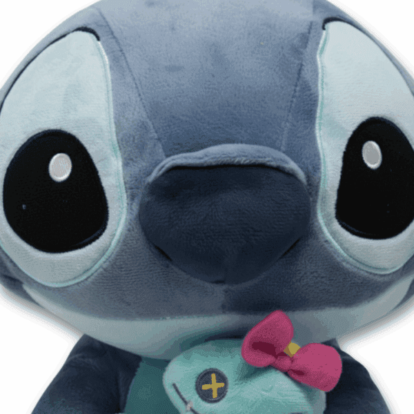 Officiële Disney Stitch pluche knuffel uit de 100 Jaar Disney collectie, close-up van Stitch's blauwe gezicht en grote oren.