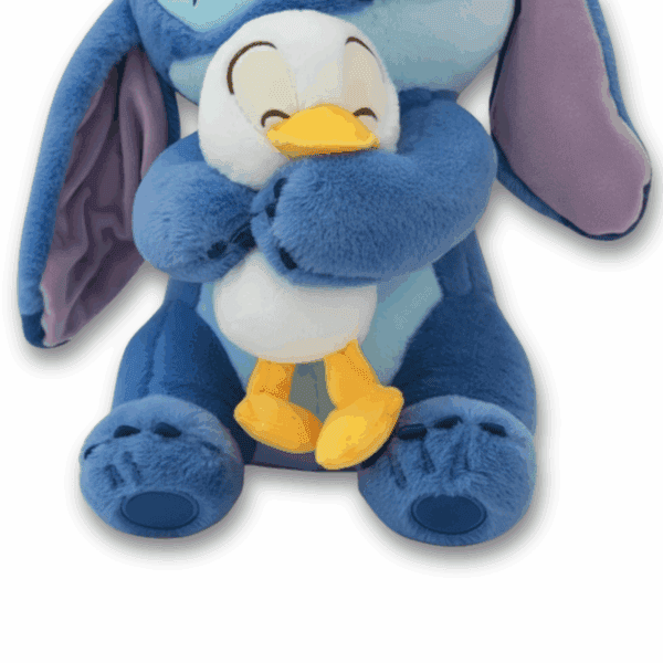 Close-up van de poten van de officiële Disney Stitch Eend knuffel, met gele eendenpoten en bruine nagels