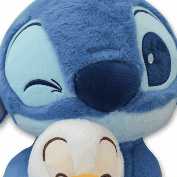 Close-up van het gezicht van een officiële Disney Stitch knuffel met eenddetails.