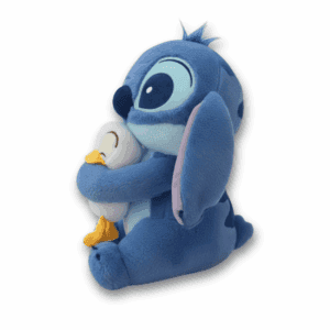Driekwart aanzicht van een officieel Disney Stitch pluche knuffel, die een gele badeend vasthoudt.