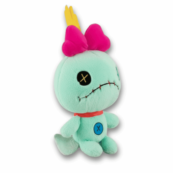 Driekwart aanzicht van een Scrump pluche knuffel, de handgemaakte lappenpop van Lilo uit Disney's Lilo & Stitch.