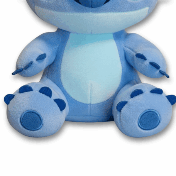 Gedetailleerde close-up van de poten van de blauwe Disney Stitch pluche knuffel.
