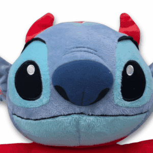 Close-up van het pluche gezicht van Stitch, gekleed voor Halloween.