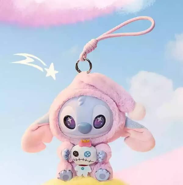 Twee collectible figuren: Labubu en Disney Stitch, vrolijk naast elkaar staand, onderdeel van een crossover collectie.