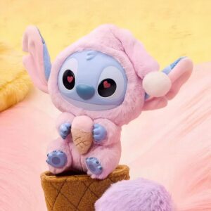 Labubu figuur verkleed als Stitch met een rood-wit aardbeienijshoorntje