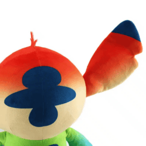 Achteraanzicht van Stitch Pride pluche knuffel.