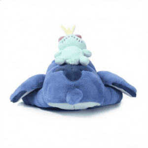 Pluche Stitch knuffel met Scrump, gezien van achteren. Stitch is blauw, Scrump is een kleine groene pop.
