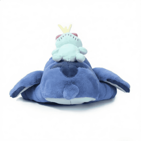 Pluche Stitch knuffel met Scrump, gezien van achteren. Stitch is blauw, Scrump is een kleine groene pop.
