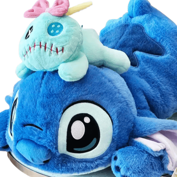 Pluche Stitch knuffel die het paarse poppetje Scrump vasthoudt. Close-up van Stitch's blauwe, pluche linkerpoot met roze onderkant en vier klauwen, die Scrump omklemt.