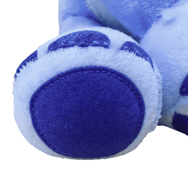 Detailopname van de blauwe poot van een voordelige Stitch knuffel.