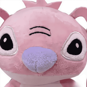 Close-up van het roze gezicht van de Disney Angel pluche knuffel.