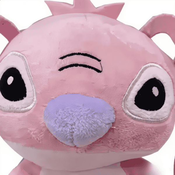 Close-up van het roze gezicht van de Disney Angel pluche knuffel.