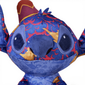 Close-up van het gezicht van een blauwe Stitch pluche knuffel.
