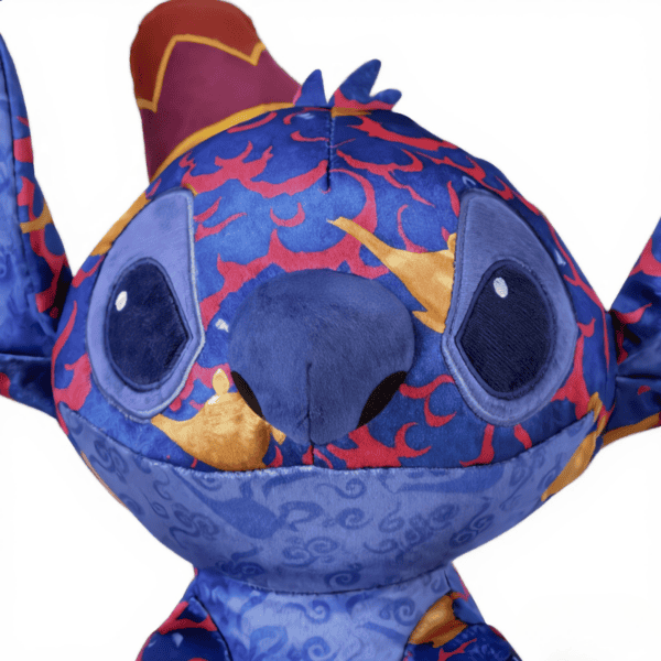 Close-up van het gezicht van een blauwe Stitch pluche knuffel.